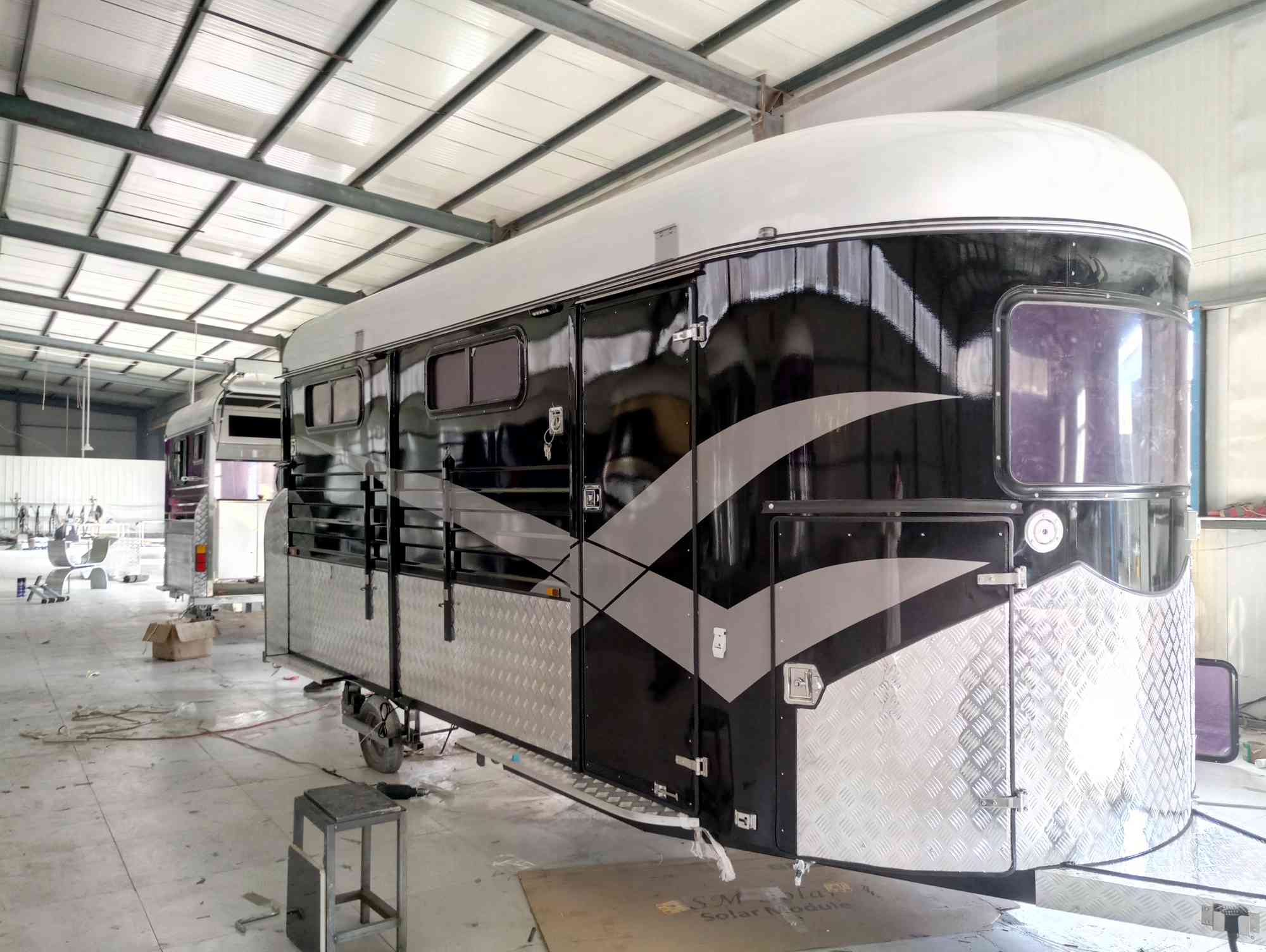 Deluxe Type Horse Float for 3 Horses 