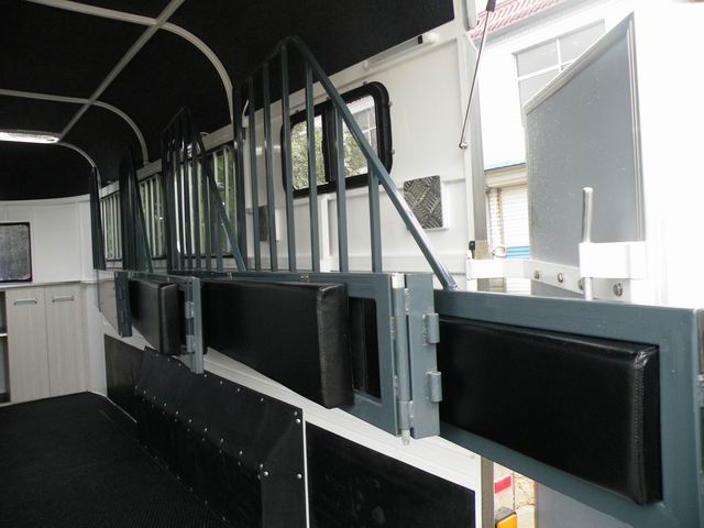 Deluxe Type Horse Float for 3 Horses 