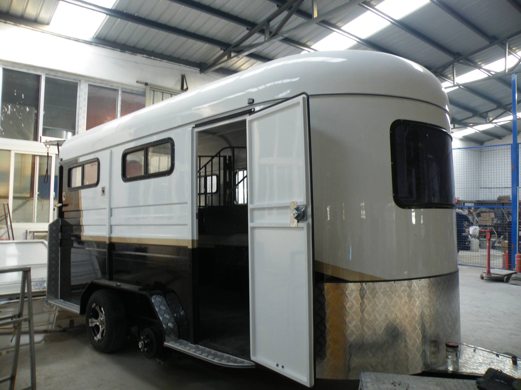 Lengthened Angle Load Horse Float for 2 Horses