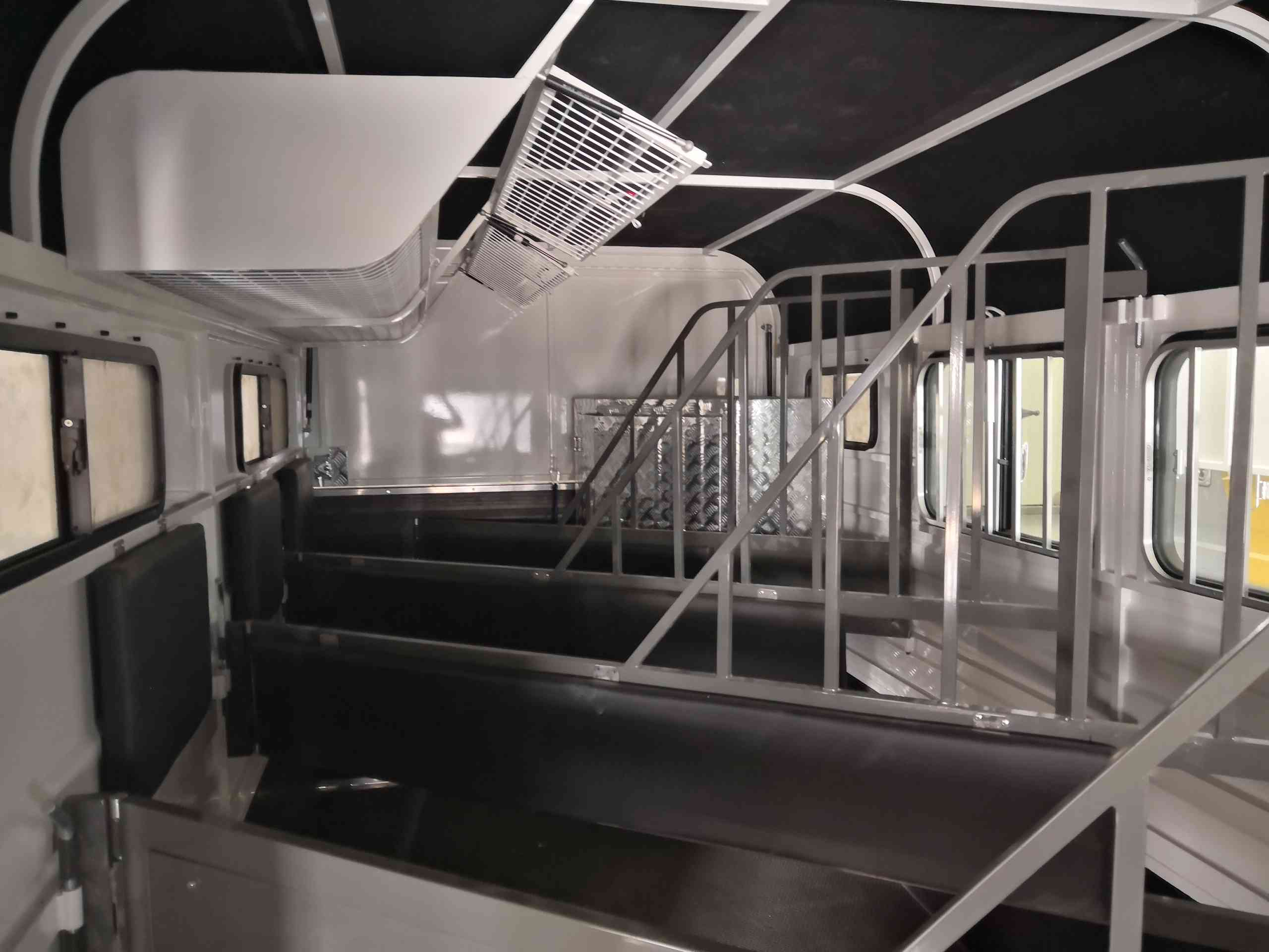 Deluxe Type Horse Float for 3 Horses 