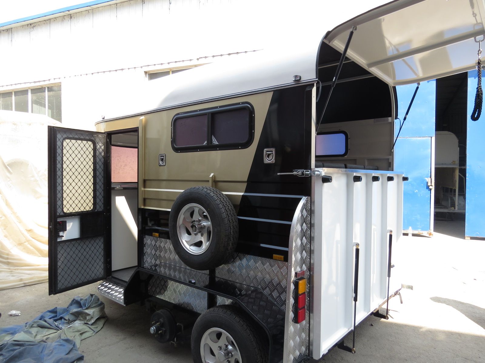 Deluxe Type Horse Float for 2 Horses