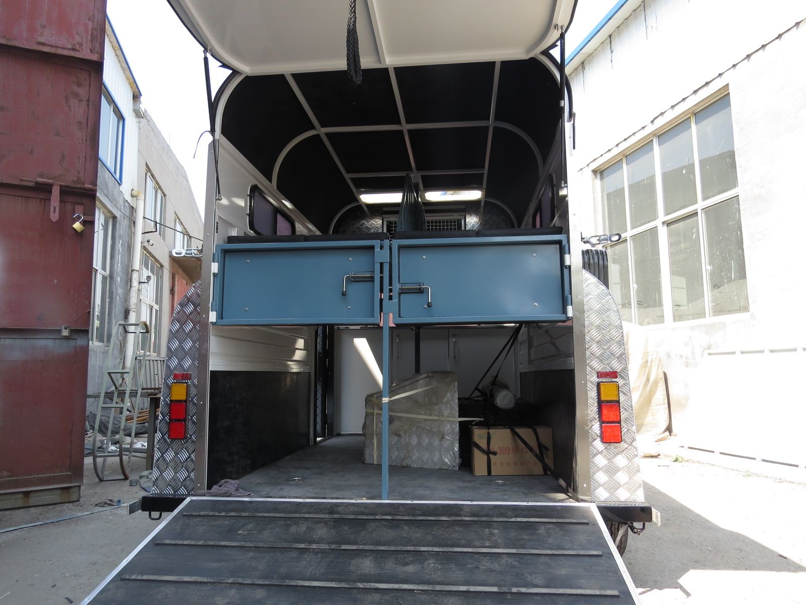 Deluxe Type Horse Float for 2 Horses