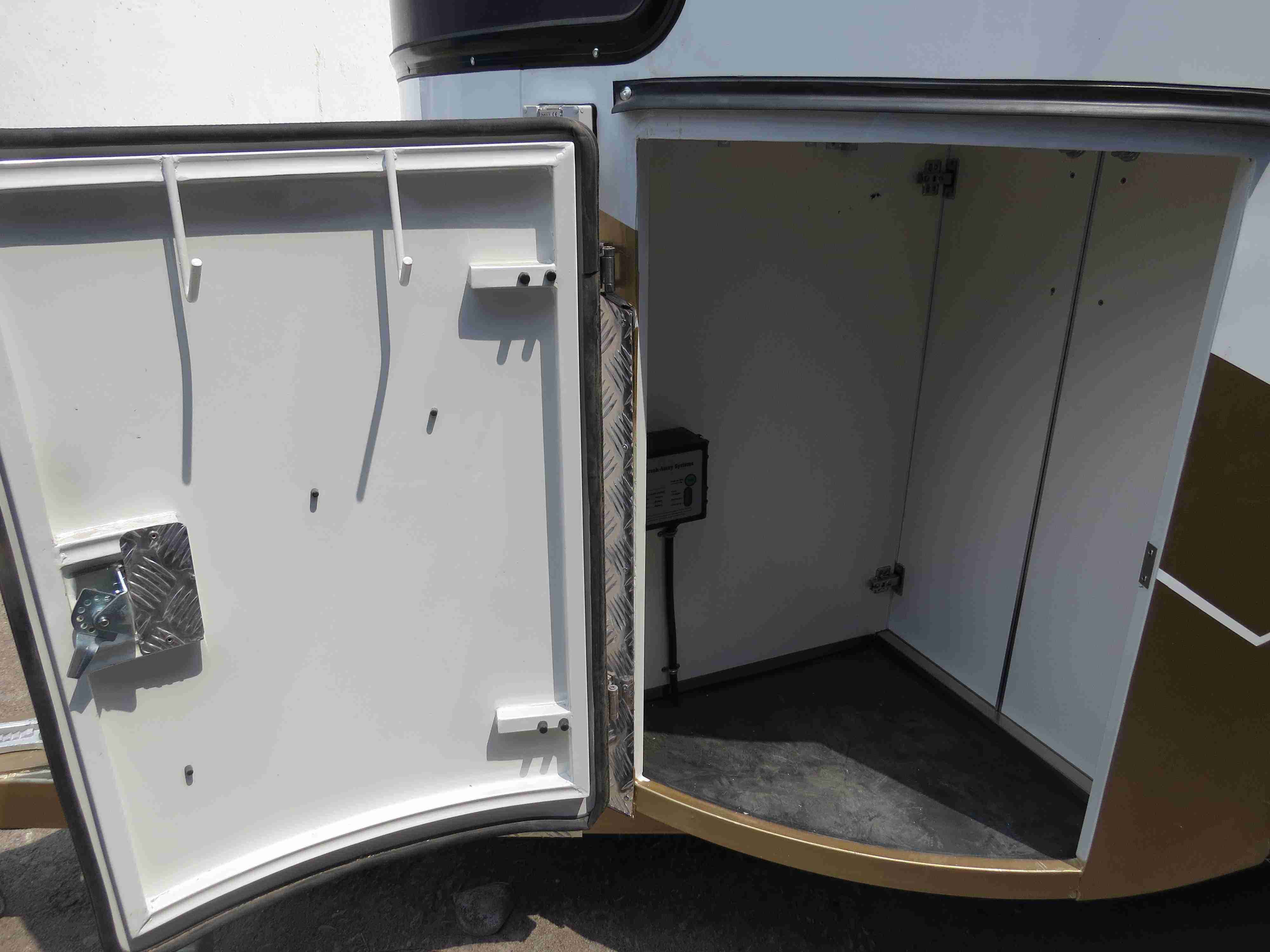 Deluxe Type Horse Float for 2 Horses