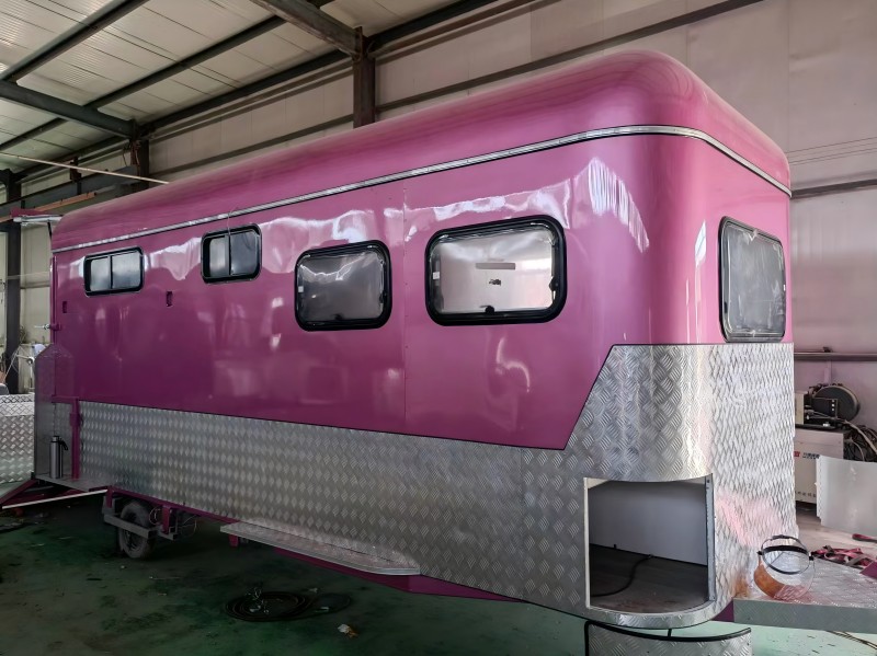 customized square front horse float 