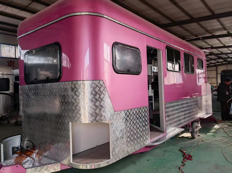 customized square front horse float 