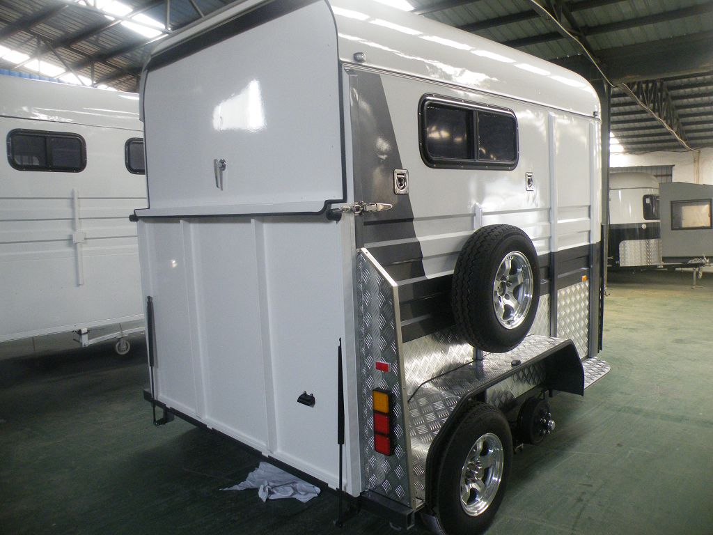 deluxe type 2 horses straight load horse trailer