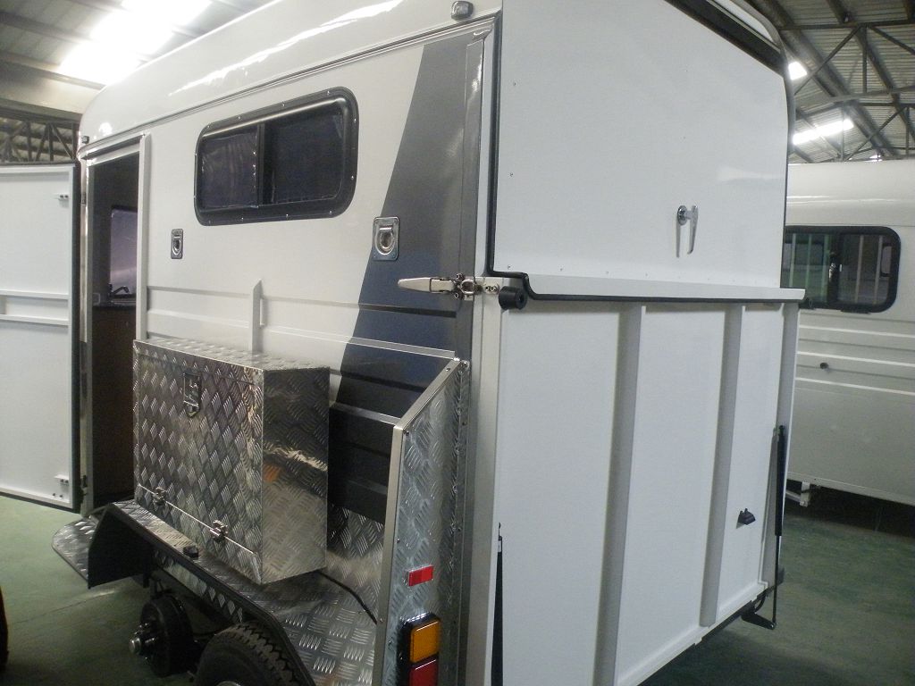 deluxe type 2 horses straight load horse trailer
