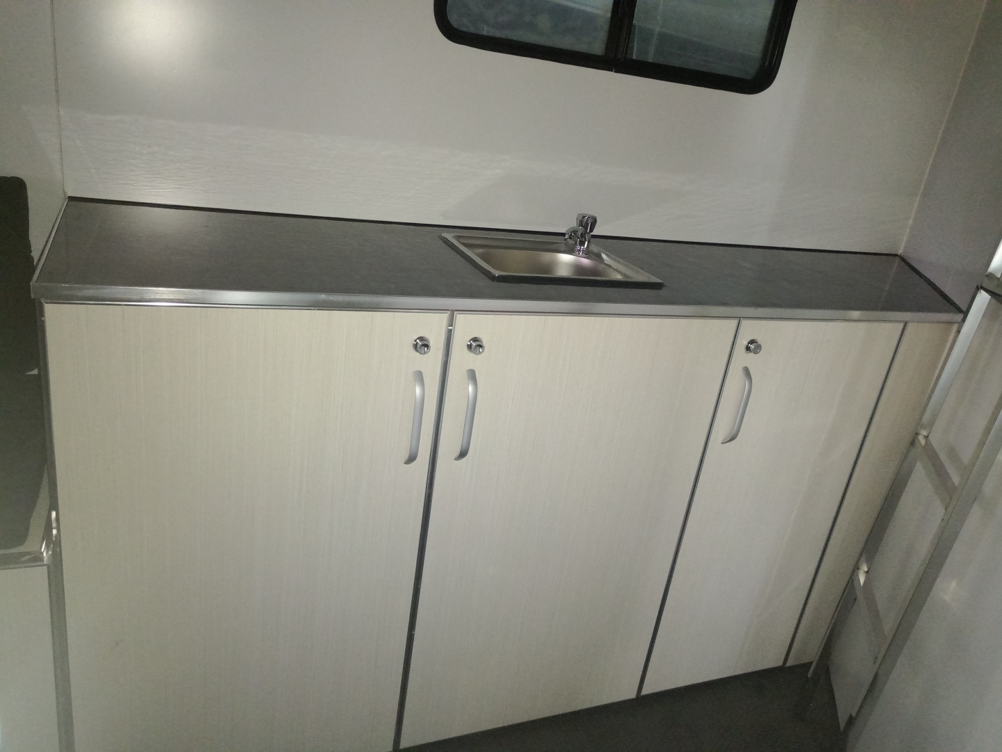 customized square front horse float 