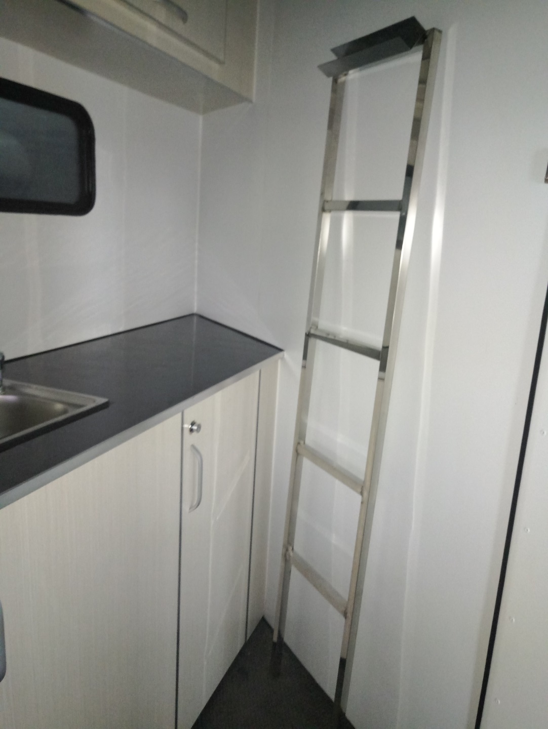 customized square front horse float 