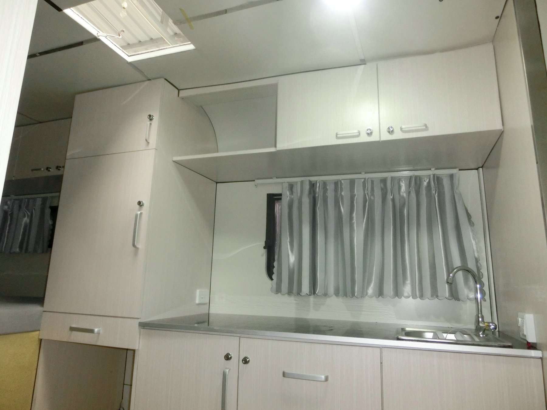 custom made square front horse trailer