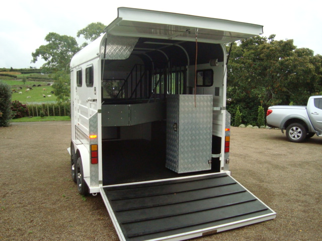 Deluxe Type 2 Horses Angle Load Horse Trialer Deluxe Type 2 Horses Angle Load Horse Trialer